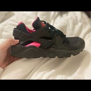 Nike 2018 Air Huarache in Coral Black